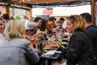 Waarom je vriendinnen nu meebeslissen over wie je date